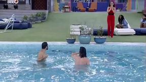 Fiuk e Gil pulando pelados na piscina - BBB 21