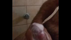 Masturbandome mientras me ba&ntilde_o