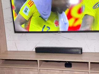 Mi'migo viene a mi casa para mirar fútbol, pero su verga están grande que terminamos follando,