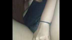 Encontr&eacute_ a mi hermanastra masturb&aacute_ndose en su habitaci&oacute_n