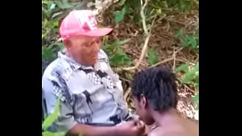 Joven grabada en la selva