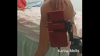 Flagrei minha enteada se exibindo para desconhecidos em troca de dinheiro