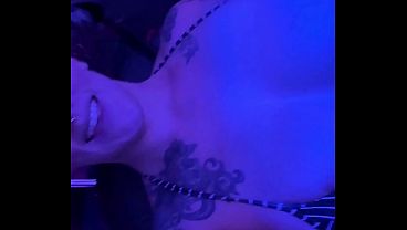 Lola Maverick pulls out big tits in car wash
