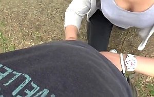 Arrogante Zicke blaest Schwanz im Wald! Ins Maul gespritzt!