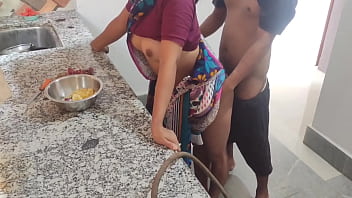 Indian aunty ko kitchen pe husband ne pelke chuda, Indian Big boobs bhabhi sex affairs in kitchen