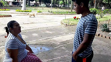 Invito a la vecina a mi casa, quiero que chupe mi verga