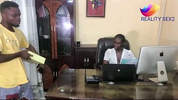 AFRICAN BOSS LADY SEDUCED THE DELIVERY GUY IN FUCKING HER HORNY WET PUSSY