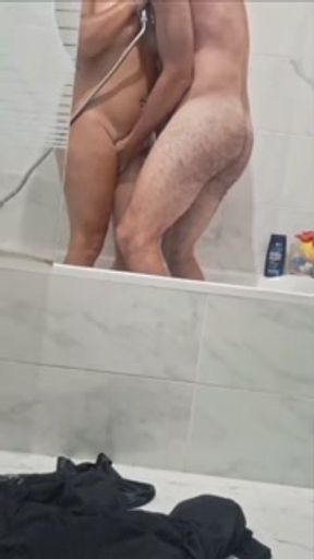 La cliente suce le plombier