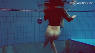 Diana and Simonna hot lesbians underwater