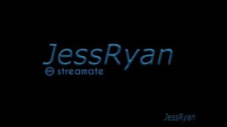 Jess Ryan, une MILF sexy aux gros seins et au gros cul, se masturbe