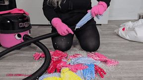 Mila - Cleaning unintentionally vacuumed rubber kitchen gloves