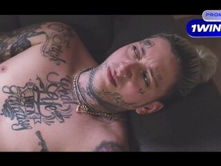 CHICA DESCUBRE A SU HERMANASTRO MASTURBÁNDOSE VIENDO SUS CLIPS Y LE ENTREGA SU COÑO