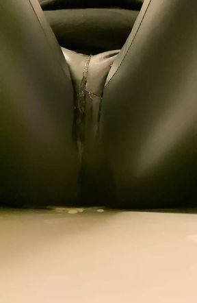 I piss in my grey leather Leggings!