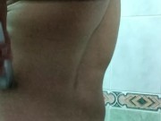 Heterosexual latino se rasura en la ducha del gimnasio