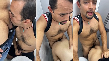 Eu fodo ele no banheiro secretamente enquanto todo mundo está na festa.