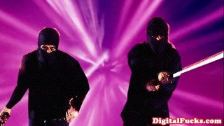 فتاتان نينجا تنكريان تمارسان الجنس في حفلة ماجنة