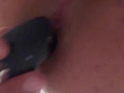 Mec seul se fait plaisir avec son jouet anal