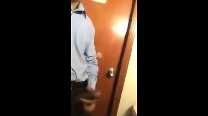 Porteiro dando aliviada no trampo