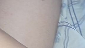 Morena con culos grandes y figura de sirena recibe folla dura y la