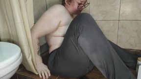 Bbw girl Pissing her leggings