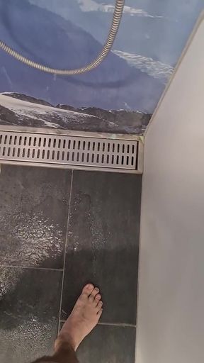 Cumming in Gym Lockerroom