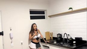 Gosto assim sem frescura, estava fazendo a faxina e o patrao comeu meu cu ali mesmo na cozinha.