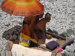 Spying them fuck on the beach!