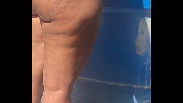 No aguante las ganas de ver a mi hijastra ba&ntilde_&aacute_ndose y le ofreci follarla por el culo por plata