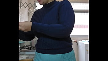 Fazendo comida e mostrando a buceta na Live