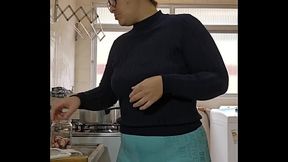 Fazendo comida e mostrando a buceta na Live