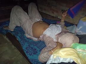 Mausi Ji land per Tel lagao isko aaram se hilao