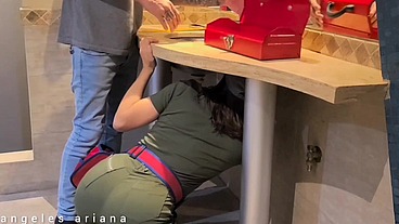 .Llegó el plomero Me dejó la tuberia mas destruida !.Sexo anal latina.