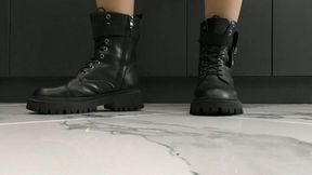 Toe tapping in black boots MP4 HD 720p