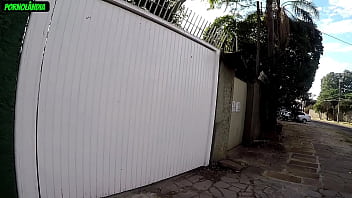 Encontrei a vizinha na porta do condom&iacute_nio e mostrei o pau pra ela