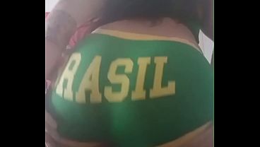 Gostosa brasileira em clima de Copa do Mundo mostrando os brinquedos sexuais e rebolando tarada