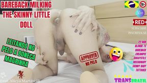 leitando no pelo a boneca magrinha