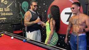 anal total com a atendente da balada tres dotados gozando no cuzinho (cumshot)