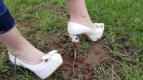 high heels stuck in ground, high heels sinking, broken heel, high heels broken, broken shoe