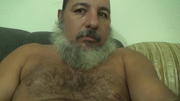 Homem rustico mostrado o cacete duro e batendo uma punheta falando besteiras até gozar!