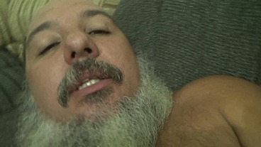 Homem rustico mostrado o cacete duro e batendo uma punheta falando besteiras até gozar!