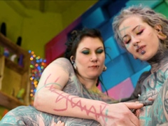 Alternative hotties fuck with TATTOOED Guy