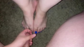 I cum so hard on her sexy feet (Cum on feet)