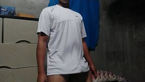 Alan Tokers caliente en su cuarto