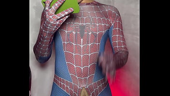 Homem aranha dotado gozando