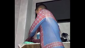 Homem aranha dotado gozando