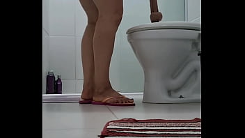 O fogo na buceta era t&atilde_o grande que ela sentou no dildo
