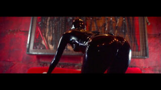 A gostosa MILF loira Jasmine Rouge tem sua bunda fodida com força.