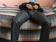 webcam trajeado jugando con bulto en traje satinado brilloso 1