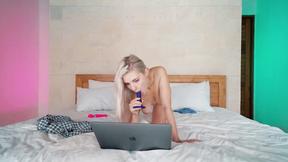 ”Cute girl plays with her muff & reaches a happy end - Eva Elfie”