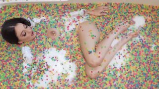 Strange tub of cereal porn with weird food play and orgasms